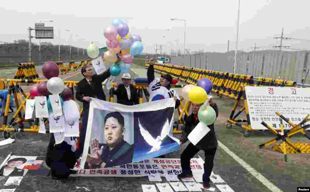 10일 비무장지대 인근 파주시 통일대교 위에서 북한을 규탄하는 풍선을 날려보내는 시위대. 