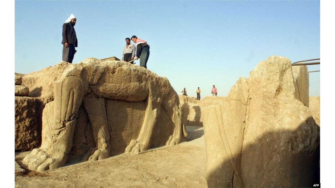 Pekerja Irak membersihkan patung banteng bersayap di sebuah situs arkeologi di Nimrud dalam foto tahun 2001 ini. Militan ISIS membuldoser dan menjarah situs kuno tersebut, kata pemerintah Irak, 6 Maret 2015. (Foto: AFP)