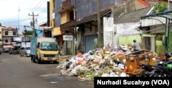 Sampah menumpuk di belakang Pasar Kranggan, Yogyakarta, Selasa, 26 Maret 2019 (foto: VOA/Nurhadi Sucahyo)