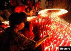 Para aktivis Indonesia dari World Vision menyalakan 2.880 lilin dalam acara Hari AIDS Sedunia di Jakarta, 1 Desember 2009..