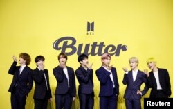 Boy band K-pop BTS saat mempromosikan single baru mereka 'Butter' di Seoul, Korea Selatan, 21 Mei 2021. (REUTERS / Kim Hong-Ji)