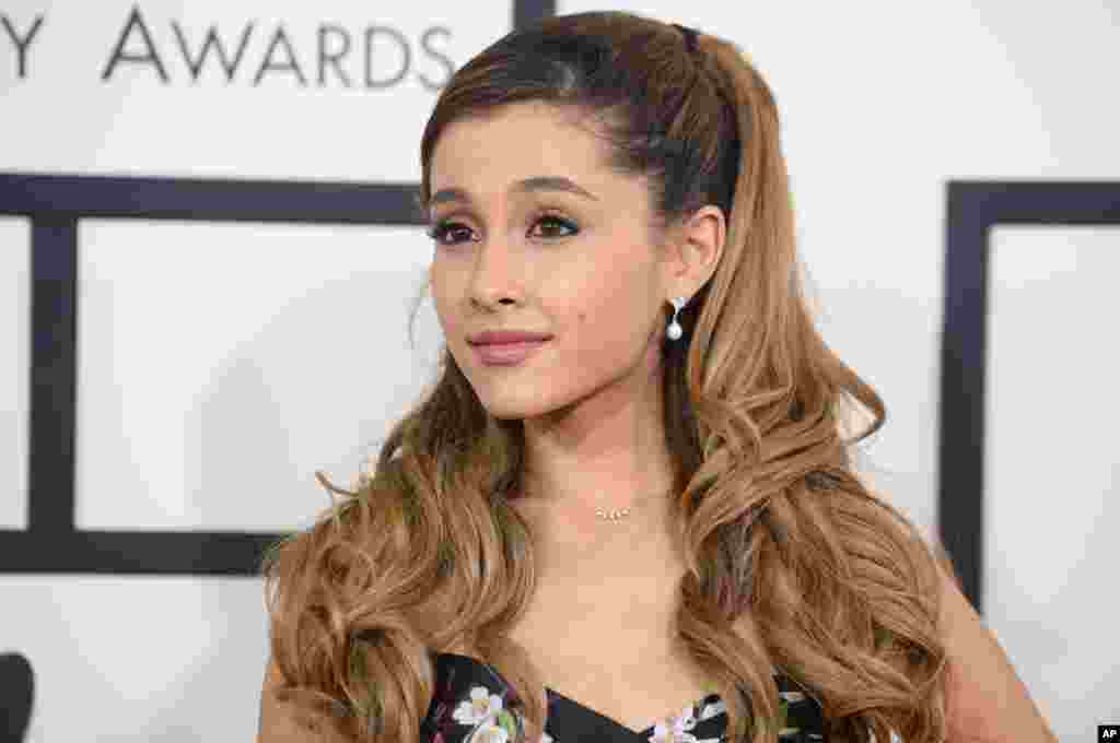 Ariana Grande tiba di karpet merah Grammy Awards ke-56. (AP/Jordan Strauss) 