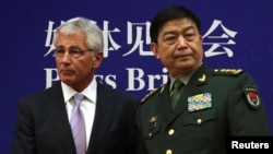 U.S. Secretary of Defense Chuck Hagel shakes hands with Chinese Minister of Defense Chang Wanquan. ( April 8, 2014)