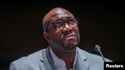 Le frère de George Floyd, Philonise Floyd, donne lors de l'audience du comité judiciaire de la Chambre sur les pratiques de police au Capitol à Washington, DC, États-Unis, le 10 juin 2020. Michael Reynolds / Pool via REUTERS