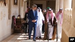 Američki državni sekretar Džon Keri sa saudijskim šefom diplomatije Saudom bin Faisal Abdulaziz Al Saudom u Diriji u Saudijskoj Arabiji, 5. mart 2015. 