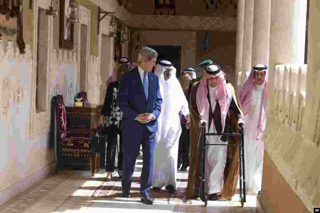 Con Kerri Səudiyyə Ərəbistanının xarici işlər naziri Saud Bin Feysəl Əbdüləziz Əl-Saudla 