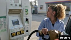 미국 일리노이 주에서 한 여성이 자신에 차를 주유하고 있다. (자료사진)