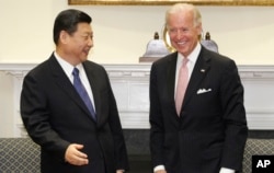 资料照：时任美国副总统拜登在白宫接待到访的时任中国国家副主席习近平。(2012年2月14日)