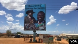 Un panneau d'affichage dans la capitale du Sud-Soudan, Juba le 15 avril 2016 exposant le président Salva Kiir et le chef rebelle Riek Machar, futur vice-président (VOA / J. Patinkin)