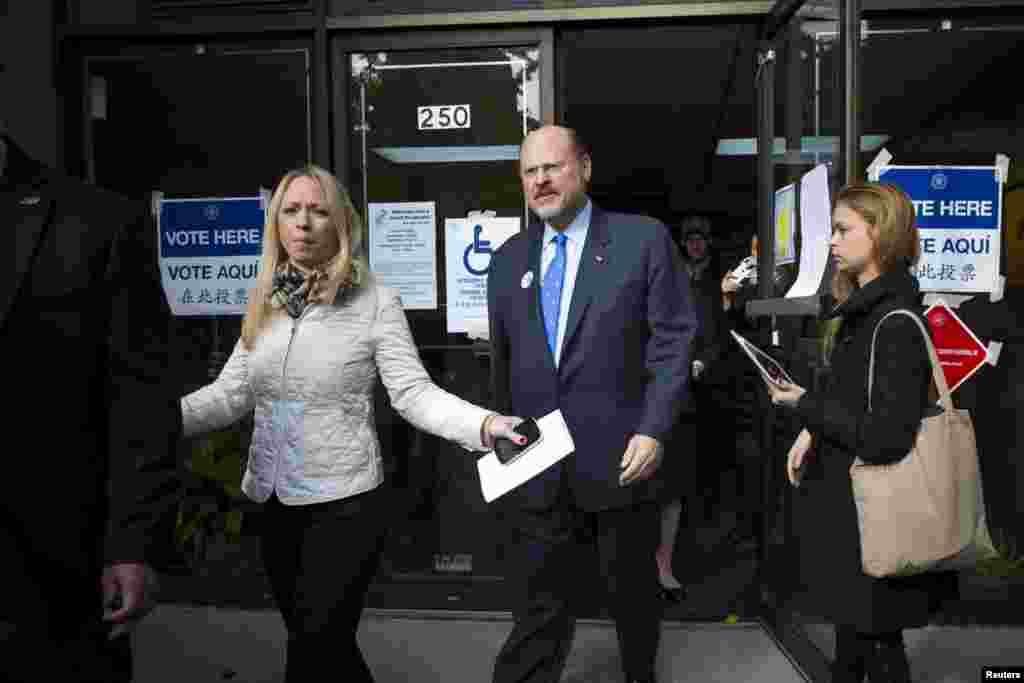 Republican mayoral candidate Joe Lhota exits after casting his vote in the New York mayoral election at Congregation Mount Sinai in New York, Nov. 5, 2013. 