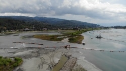 Kapal pengeruk sedang menimbun kawasan kompo dongi, sebuah tempat seluas 35 hektar yang akan dijadikan taman konservasi dongi dan pelestarian burung buatan dalam kegiatan penataan sungai Poso. (2/11/2019) Foto : Yoanes Litha