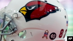 Helm milik pemain Arizona Cardinals yang menunjukkan logo Liga Sepakbola Nasional AS (NFL).