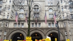 Manifestantes contra la guerra se reúnen cerca del Trump International Hotel en Washington para condenar el ataque aéreo de EE.UU. que mató a Soleimani.