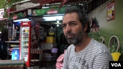 Tea shop owner Aslan Yuce says he sees fear in people's eyes as the value of Turkey's currency falls, Istanbul, Turkey, Aug. 17, 2018. (D. Jones/VOA News)