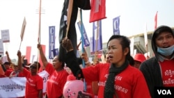 File photo: Over 300 workers mark International Workers' Day on May 1st, 2016 in Phnom Penh, under the thematic topic “Workers and Freedom of Unions,” to demand the government raising a worker's minimum wage, a better work condition and union's rights. ( Leng Len/VOA Khmer) 