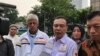 Direktur Advokasi dan Hukum BPN Prabowo-Sandi, Dasco Ahmad, di kantor Bawaslu DKI , Jakarta, menyerahkan laporan dugaan kecurangan Jokowi-Maruf, Jumat (10/5) (foto: VOA/Ghita Intan)