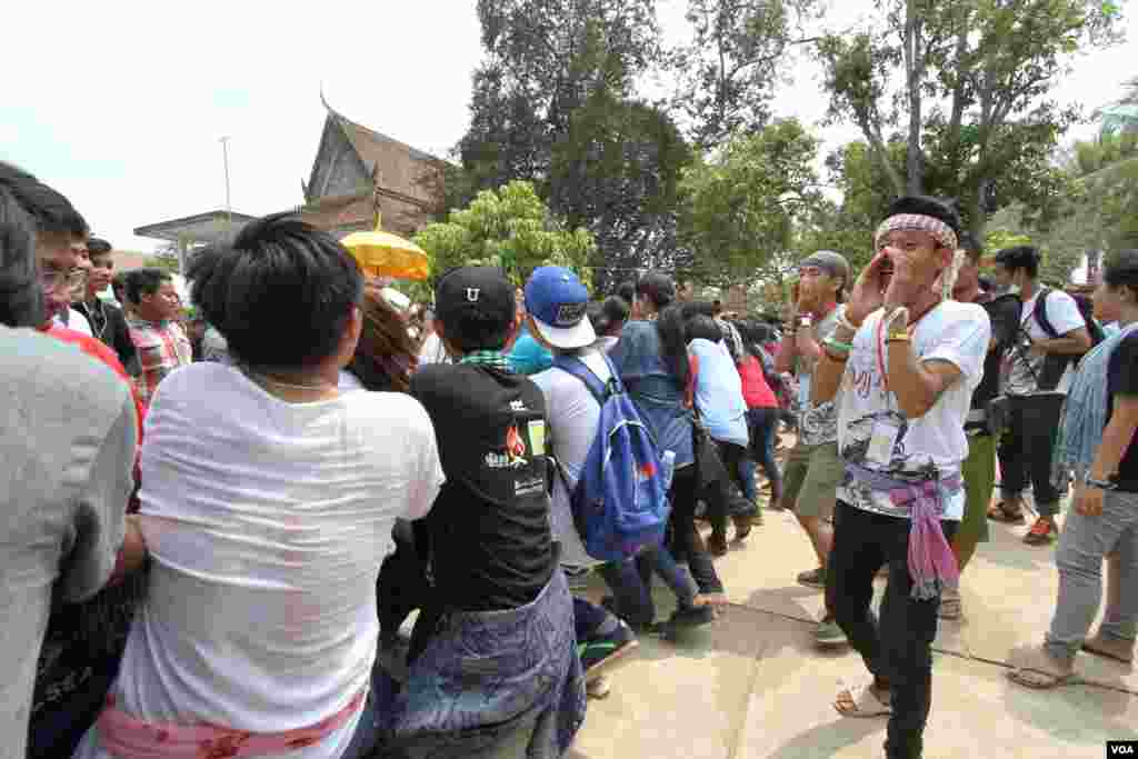 យុវជនខ្មែរមួយក្រុមលេងល្បែងទាញព្រ័តក្នុងពិធីមួយដើម្បីប្រារព្ធចូលឆ្នាំខ្មែរនៅវត្តជ្រោយអំពិលខ័ណ្ឌច្បារអំពៅរាជធានីភ្នំពេញកាលពីថ្ងៃសៅរ៍ទី០៩ខែមេសានេះ។ ប្រជាជនខ្មែរប្រារព្ធពិធីបុណ្យចូលឆ្នាំខ្មែរចាប់ពី ថ្ងៃទី ១៣ដល់ទី១៦ខែមេសាឆ្នាំ២០១៦នេះ នៃឆ្នាំវក សត្វស្វា។ (ឡេង ឡែន/VOA)