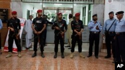 Beberapa polisi melakukan pengamanan di rumah sakit di mana mantan PM Pakistan Nawaz Sharif dirawat di Islamabad, Pakistan, Minggu (29/7). 