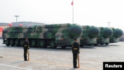 东风-41洲际战略核导弹在北京天安门广场举行的国庆阅兵式展示。（2019年10月1日）