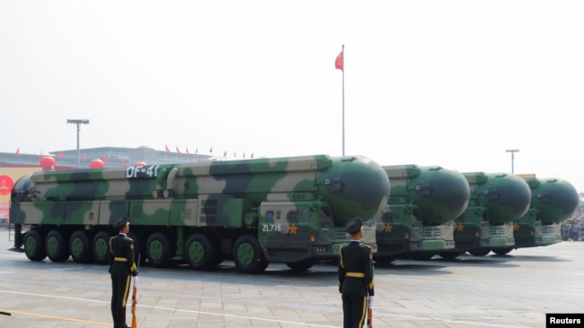 东风-41洲际战略核导弹在北京天安门广场举行的国庆阅兵式展示。（2019年10月1日）