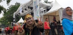 Seorang peserta karnaval berperan sebagai Lutung Kasarung, tokoh legenda dari tanah Pasundan, dalam West Java Festival, Sabtu (2/11/2019) siang. (VOA/Rio Tuasikal)