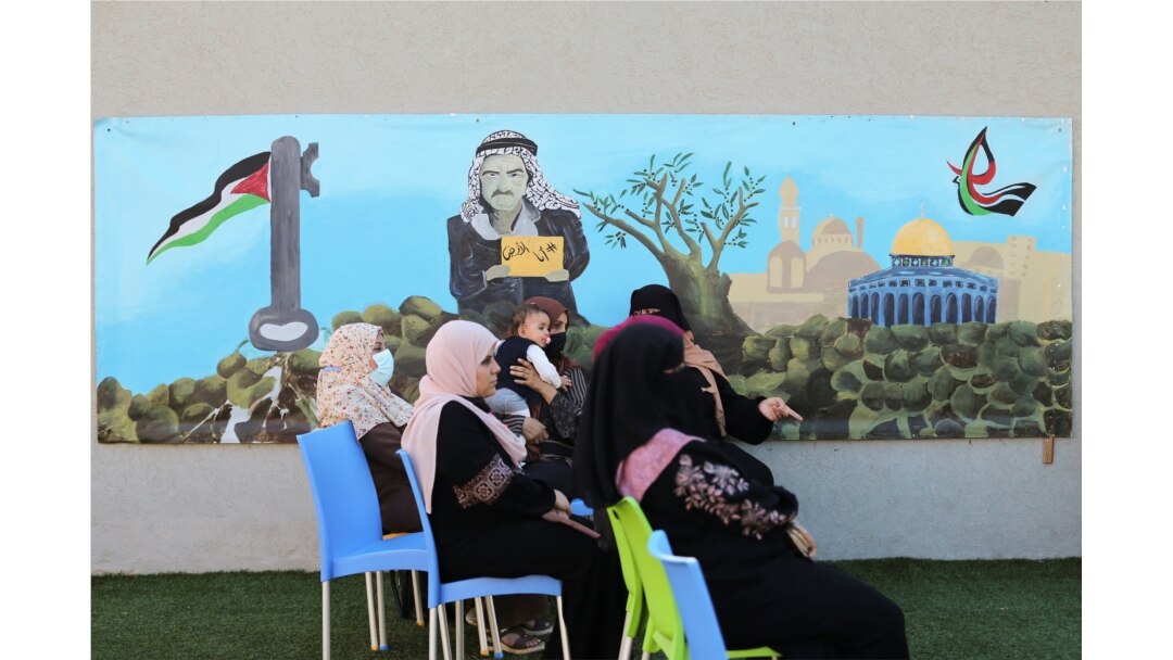 Perempuan Palestina berpartisipasi dalam kampanye kesadaran kanker payudara di Khan Yunis, Jalur Gaza selatan, 7 Oktober 2021.