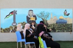 Perempuan Palestina berpartisipasi dalam kampanye kesadaran kanker payudara di Khan Yunis, Jalur Gaza selatan, 7 Oktober 2021.