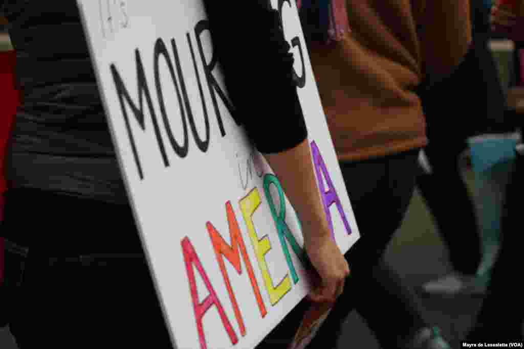 "América de luto" diz o cartaz. Marcha das Mulheres de 21 de Janeiro em Washington DC