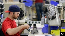 미국 오하이오주 스트롱빌의 믹서기 제조공장에서 한 노동자가 일하고 있다.