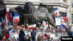 Des hommages aux victimes de janvier et novembre de l'année dernière près de la statue à la Place de la République à Paris, France, 6 Janvier 2016.