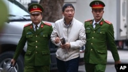 Ông Trịnh Xuân Thanh được dẫn giải ra tòa.