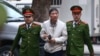 Trịnh Xuân Thanh (giữa) bị cảnh sát dẫn ra tòa ở Hà Nội hôm 24/1/2018 và sau đó bị kết 2 án chung thân vì tội làm trái quy định.