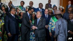 Le secrétaire-général des Nations unies Antonio Guterres, au centre-droite, salue le président Paul Kagame lors de la 28e session ordinaire de l'assemblée de l'Union africaine, à Addis Ababa, Ethiopie, le 30 janvier 2017. 