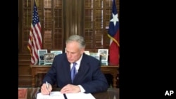 Thống đốc Greg Abbott ký ban hành luật trừng phạt những "thành phố lánh nạn" tại Austin Texas ngày 7/5/2017. 