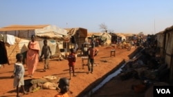 Situs perlindungan sipil milik PBB tampak di Wau, Bahr el Ghazal Barat, Sudan Selatan, dimana kurang lebih tinggal 29.000 pengungsi, 8 Desember 2016 (J. Craig/VOA).