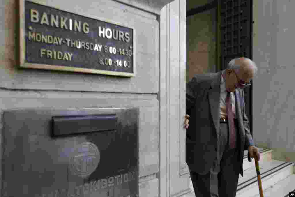 Пензионер на излегување од експозитура на Националната банка на Грција во Атина