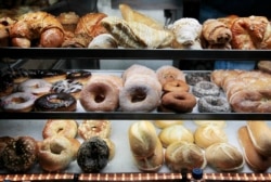 Penjual kopi di pinggir jalan di kota New York biasanya juga menjual donat, bagel, croissant, dan kue-kue lainnya (foto: ilustrasi)