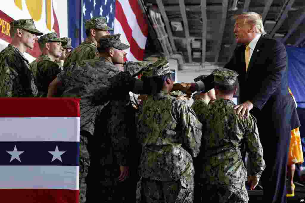 پرزیدنت ترامپ روز سه شنبه در حاشیه سفر به ژاپن با نیروهای آمریکایی دیدار و با آنها خوش و بش کرد.&nbsp;