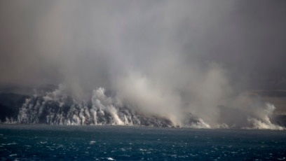 La lava del volcán en erupción en La Palma, islas Canarias, España, llega al Océano Atlántico el 29 de septiembre de 2021 luego de varios días atravesando la isla.