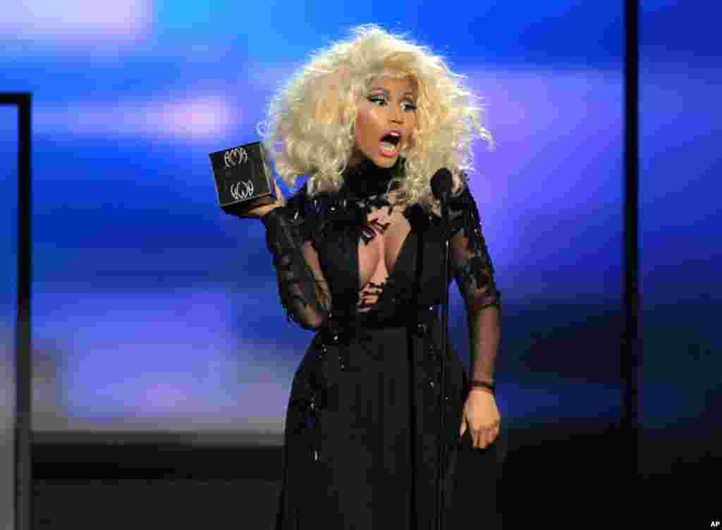 Nicki Minaj menerima penghargaan sebagai artis favorit untuk kategori Rap/Hip Hop pada American Music Awards ke-40 (1/11).