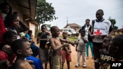 Anggota Federasi Internasional Palang Merah dan Palang Merah Kongo mendatangi rumah warga dari pintu ke pintu di lingkungan Beni, Republik Demokratik Kongo timur laut, untuk mendengarkan keluhan mereka terhadap virus Ebola, 31 Agustus, 2019. (Foto: dok)
