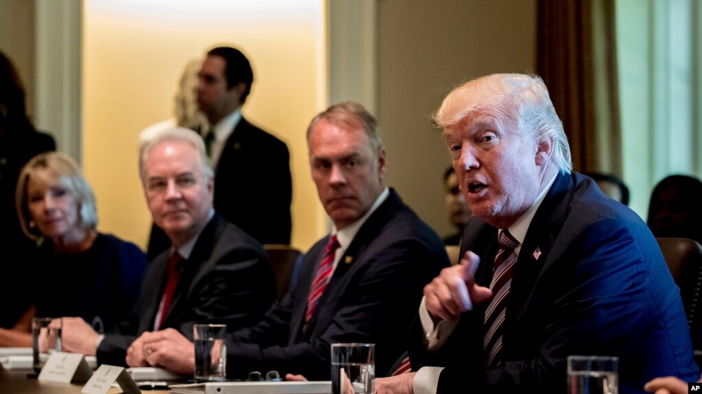 ປະທານາທິບໍດີສະຫະລັດ ທ່ານ ດໍໂນລ ທຣຳ ກ່າວໃນກອງປະຊຸມ ຄະນະລັດຖະບານ, 12 ມິຖຸນາ, 2017.