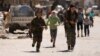 Pripadnice Sirijskih demokratskih snaga (SDF) trče tokom igre sa decom u gradu Tabka, Sirija, nakon zauzimanja grada od militanata ISlamske države, 12. maja 2017. (Rojters)