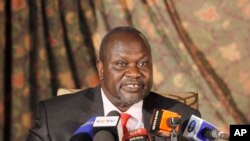 Pemimpin pemberontak Sudan Selatan Riek Machar berbicara pada media dalam konferensi pers di Nairobi, Kenya, 8 Juli 2015. 