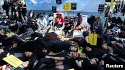 Các nhà hoạt động nhân quyền tổ chức biểu tình trên một bãi biển kêu gọi các nhà lãnh đạo EU làm nhiều hơn nữa để bảo vệ quyền và tính mạng cho những người di trú, tỵ nạn, và tìm quy chế tỵ nạn ở biên giới Châu Âu.