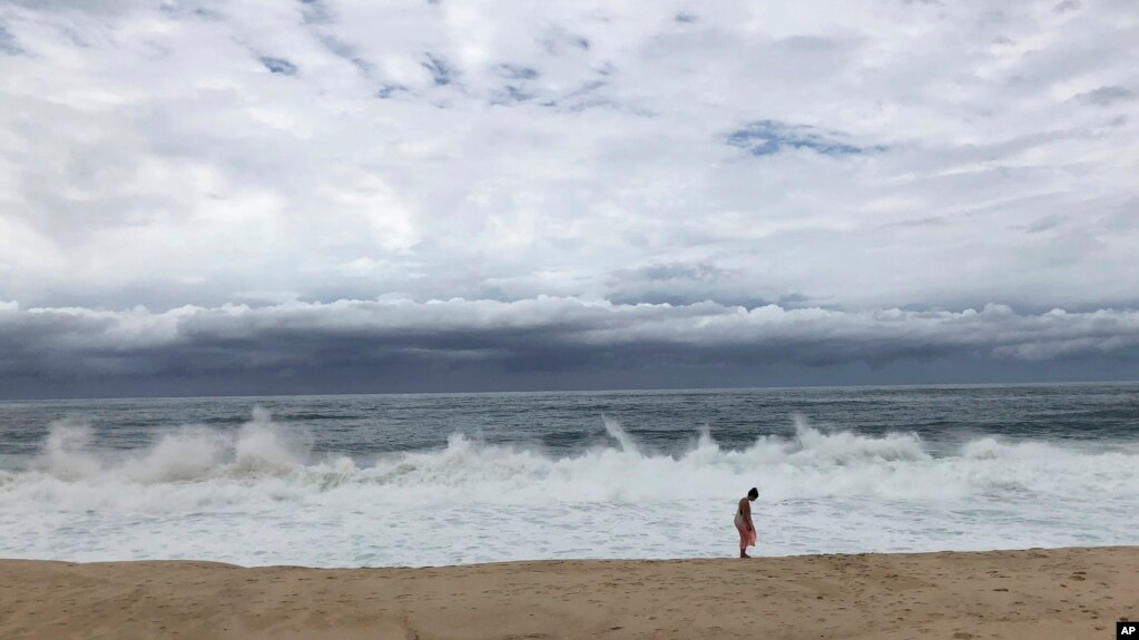 Archivo. Fuerte oleaje en la playa San JosÃ© del Cabo, MÃ©xico, ocasionado por la tormenta Bud el 13 de junio de 2018.