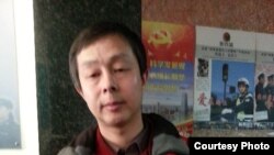 2月20日,李蔚前往北京治安总队申请游行示威。(博讯图片)