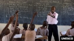 An instructor teaches students in Lodwar, Turkana, Kenya. He supplements his teachers salary with a small shop managed by him and his wife. (K. Prinsloo/ ARETE/UNESCO)