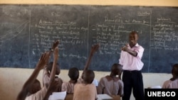 An instructor teaches students in Lodwar, Turkana, Kenya. He supplements his teachers salary with a small shop managed by him and his wife. (K. Prinsloo/ ARETE/UNESCO)