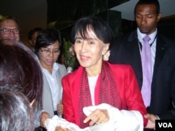 缅甸民主运动领袖昂山素季9月18日来到美国之音华盛顿总部接受专访(美国之音Neeta Maskey-Torrini 拍摄)